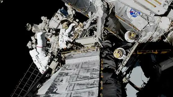 Astronautes Christina Koch et Jessica Meir lors de la première sortie extravéhiculaire 100% féminine, illustrant l'évolution des femmes dans la conquête spatiale.