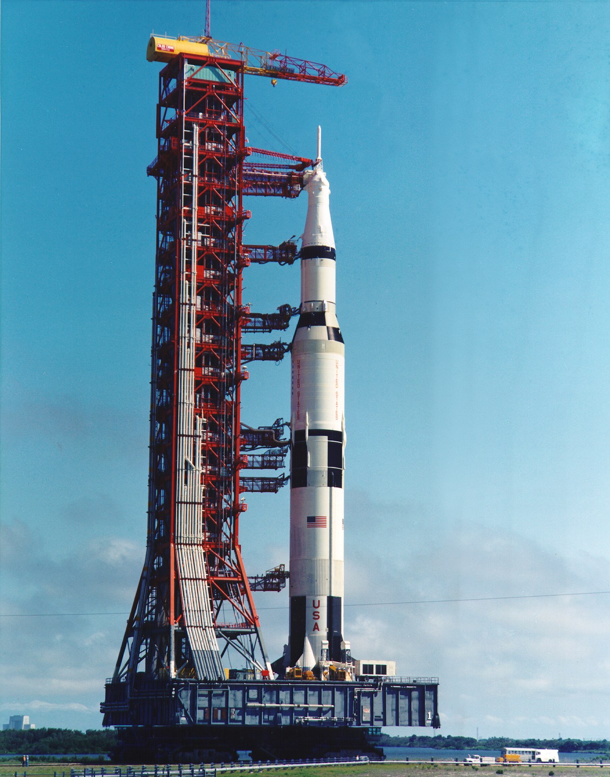 La fusée Saturn V sur le pas de tir prête au lancement