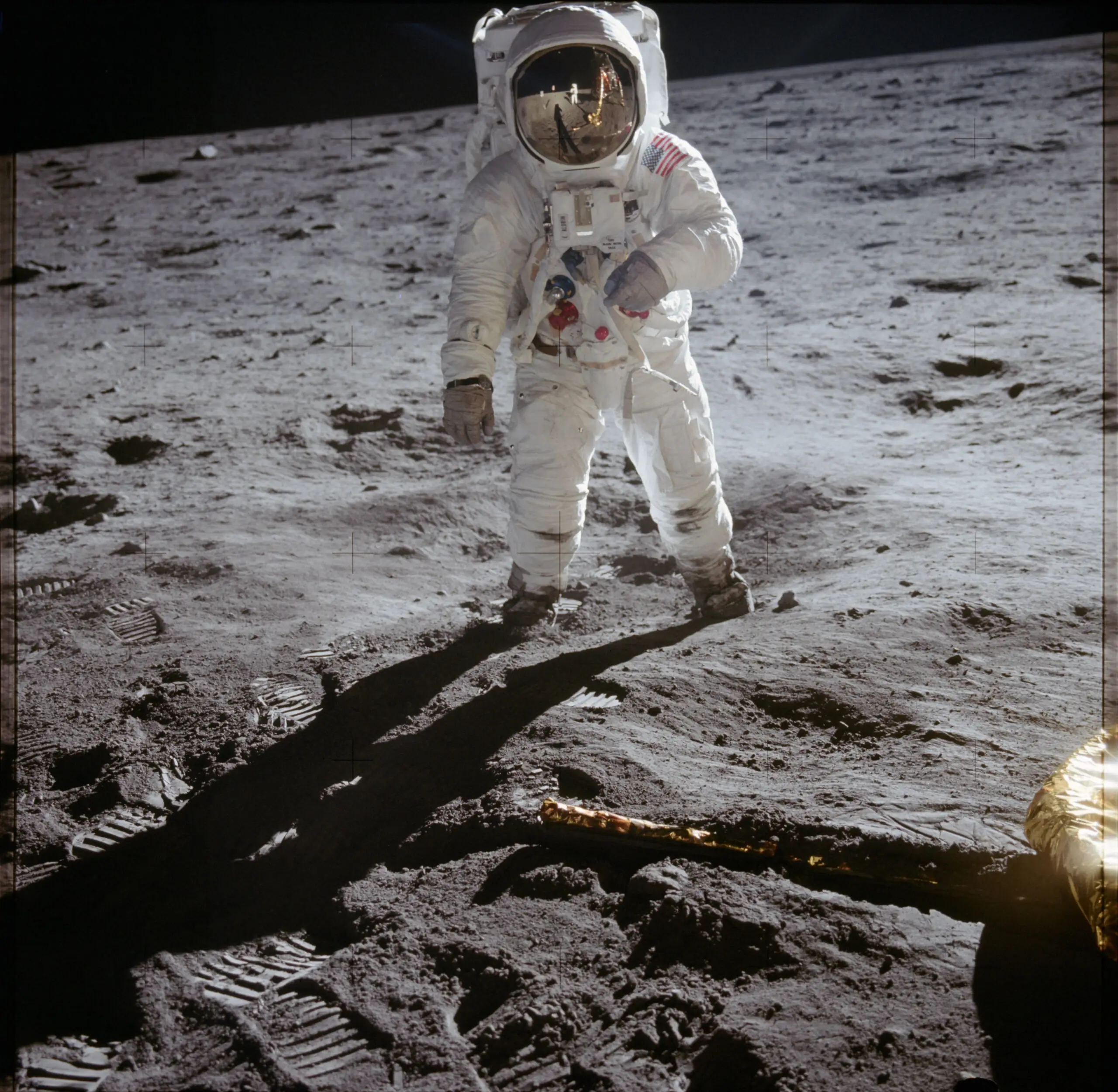 Buzz Aldrin sur la surface lunaire lors de la mission Apollo 11 avec le module lunaire Eagle.