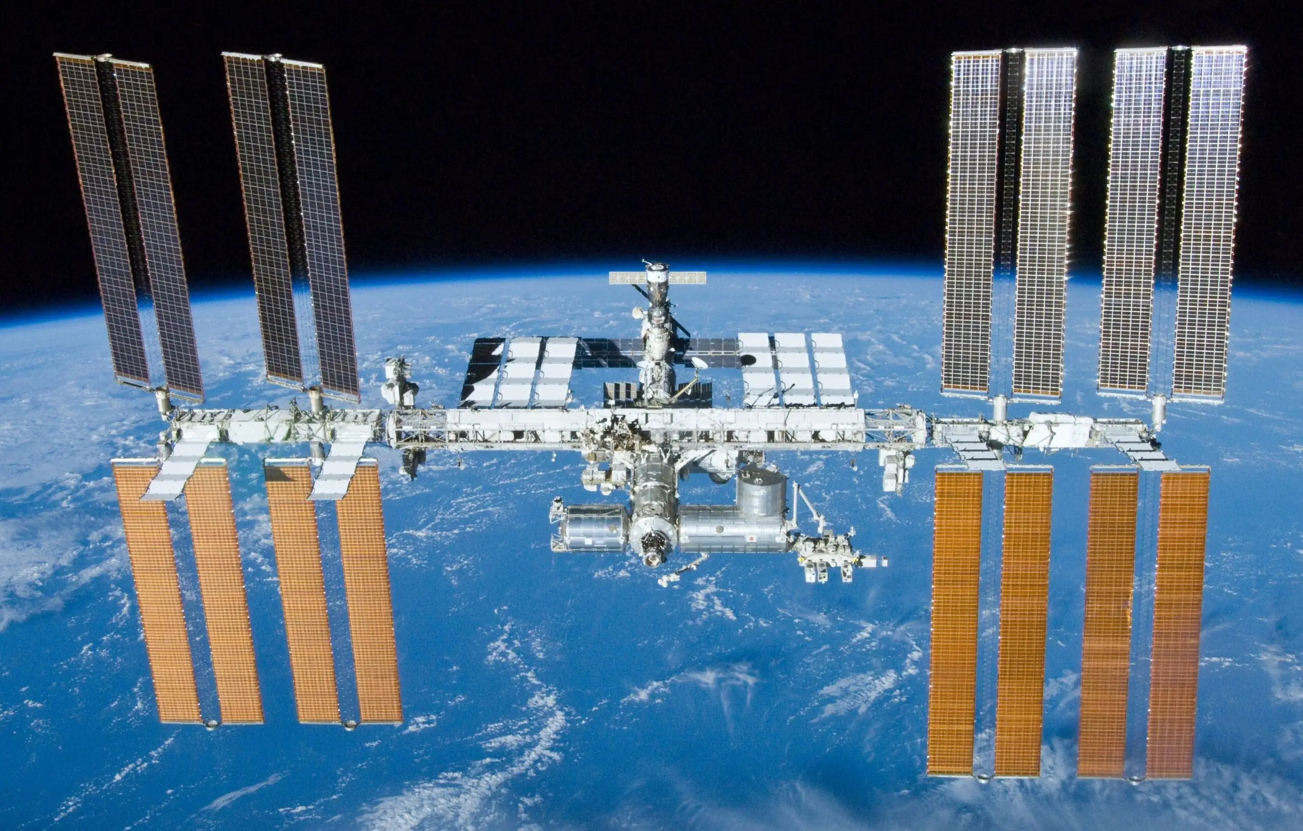 Station Spatiale Internationale (ISS) complète en orbite au-dessus de la Terre vue depuis l'espace