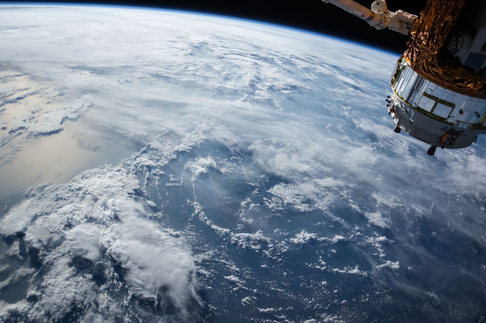 Vue de la Terre depuis l'espace, montrant la courbure de la planète et l'atmosphère bleutée