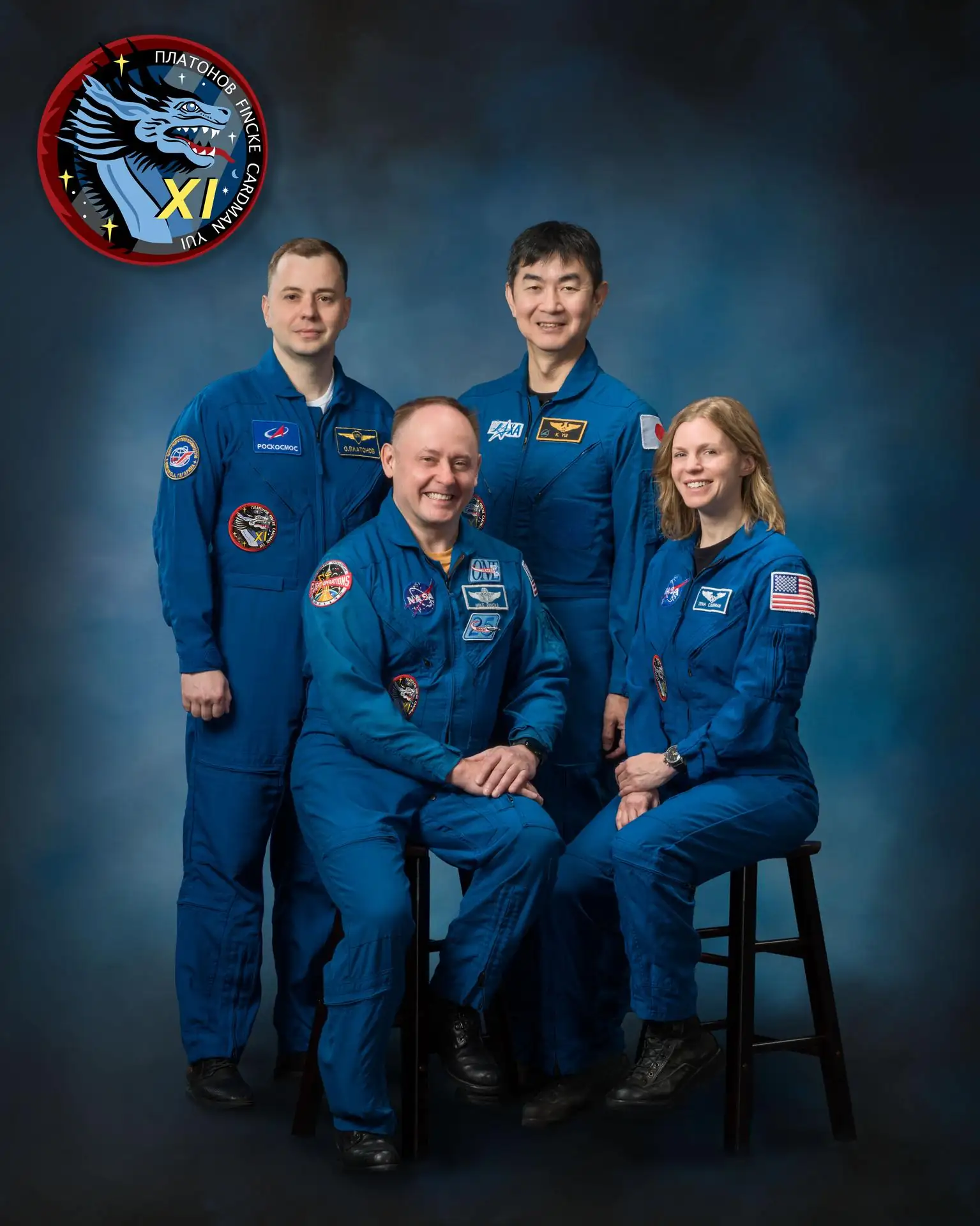 L'équipage de la mission Crew-11 de SpaceX en combinaison spatiale blanche.